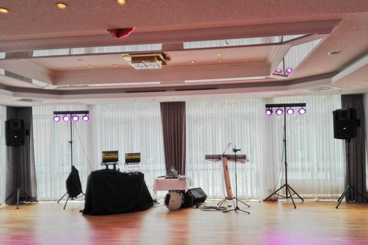 Bühne mit Technik im Hotel Rheingold zur Hochzeit