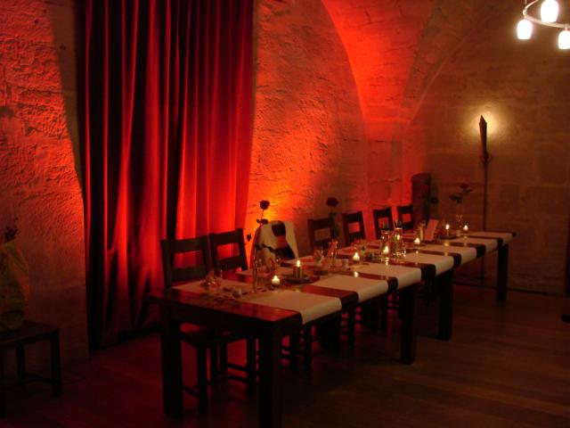 Hochzeitstisch mit Beleuchtung in der Regimentsstube der Festung Rosenberg in Kronach