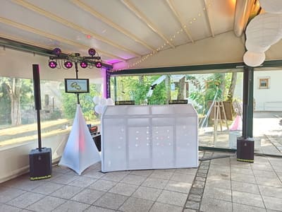 DJ Technik für eine Hochzeit auf dem Golfplatz in Küps.
DJ Tisch mit Beleuchtung der Tanzfläche und 2 Evoice Evolve 50 Lautsprechern.